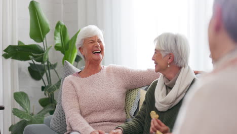Freunde,-Gespräche-Und-ältere-Frauen-Auf-Dem-Sofa