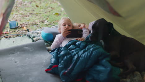 Kinder,-Telefon-Und-Zelt-Für-Camping-Im-Freien