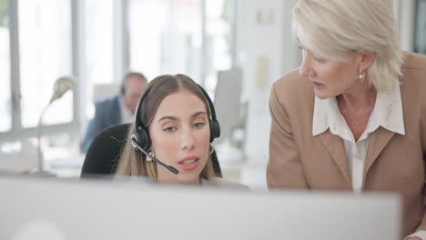 Call-center,-women-and-coaching-with-computer
