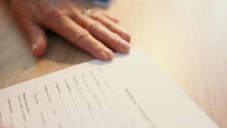 Hände,-Schreiben-Und-ältere-Person-Mit-Vertrag