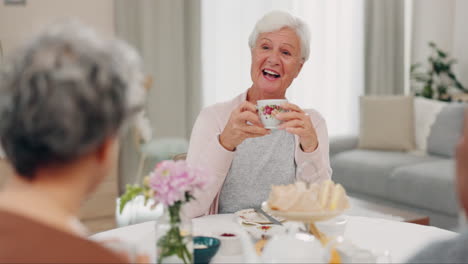 Tee,-Lustige-Und-ältere-Frau-Mit-Freunden-Zu-Hause