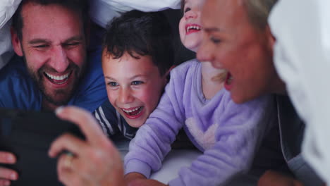 Parents,-kids-and-night-with-tablet