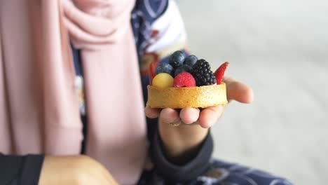 Women-eating-berry-fruit-tart