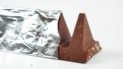 Dunkle-Schokolade-In-Einer-Packung-Auf-Weißem-Hintergrund,