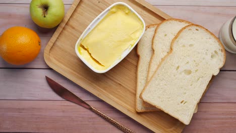 Frische-Butter-In-Einem-Behälter-Mit-Brot-Auf-Weißem-Hintergrund