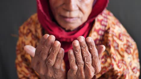 Close-up-of-senior-women-hand-praying-at-ramadan