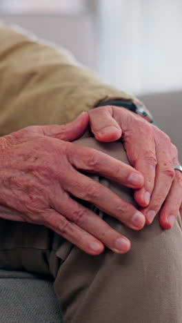 Knieschmerzen,-Stress-Und-Hände-Eines-älteren-Mannes-Auf-Dem-Sofa