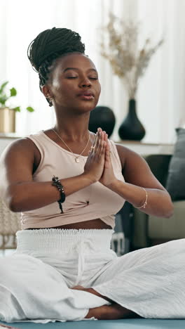Yoga,-Oración-O-Mujer-Negra-En-Meditación-En-Casa