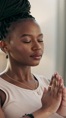 Yoga,-Oración-O-Rostro-De-Mujer-Negra-En-Meditación