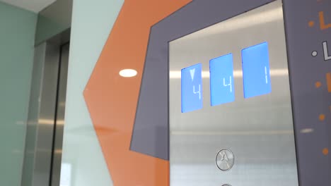 Electronic-number-display-on-screen-in-a-lift