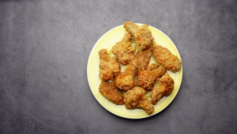 Crispy-fried-chicken-wings-on-a-plate-top-view