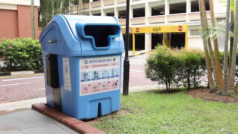 Singapur-1.-Juni-2022-Sammlung-Von-Abfallbehältern-Im-Freien,