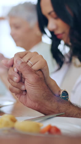 Family,-holding-hands-and-praying-for-dinner