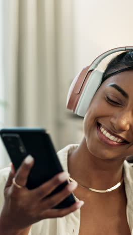 Telefon,-Musik-Und-Glücklicher-Frauentanz-Mit-Kopfhörern