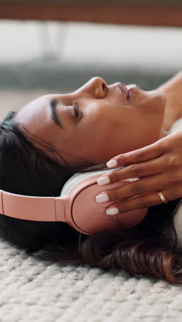 Musik,-Kopfhörer-Und-Eine-Frau-Entspannen-Sich-Auf-Dem-Boden