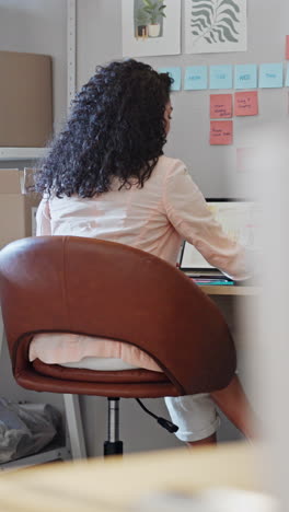 Mujer,-Escritura-Y-Computadora-Portátil-Por-Internet-Para-Pequeños