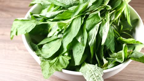 Fresh-spinach-leaves-on-table