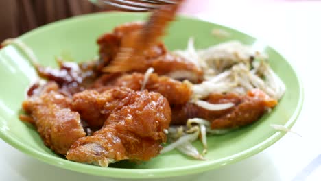 Crispy-fried-chicken-wings-on-a-plate-top-view