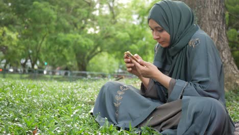 Young-muslim-women-using-smart-phone-in-a-park