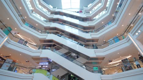 Singapur-12.-Juni-2022-Innenraum-Des-Einkaufszentrums-Plaza-Singapore,