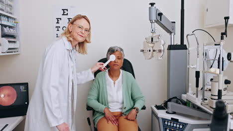 Examen-De-Atención-Oftalmológica,-Cobertura-De-Paciente-Y-Mujer-Optometrista