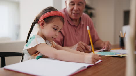Schreiben,-Hausaufgaben-Und-Mädchen-Mit-Großvater