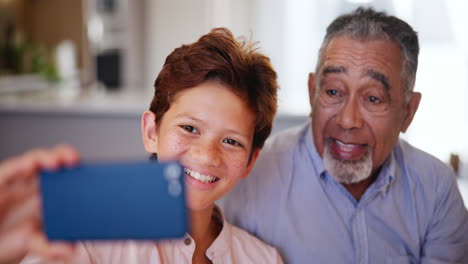 Großvater,-Enkelkind-Und-Smartphone-Für-Selfie