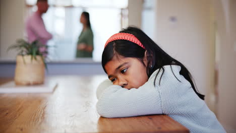 Zuhause,-Mädchen-Und-Eltern-Mit-Konflikten