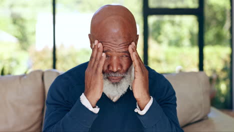 Stress,-Kopfschmerzen-Und-älterer-Mann-Auf-Einem-Sofa-Lachend
