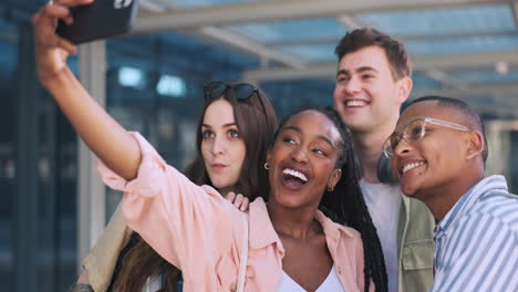 Studenten,-Gruppe-Und-Selfie-An-Der-Universität