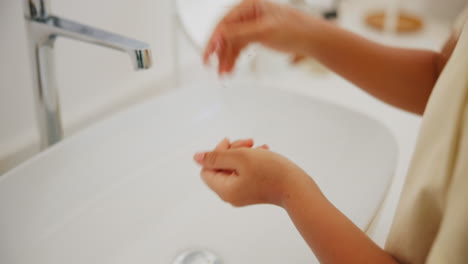 Reinigung,-Hände-Und-Kind-Mit-Seife-Beim-Heimlernen