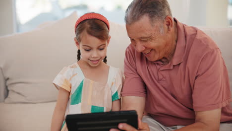 Glücklich,-Tablet-Und-Großvater-Mit-Kind-Auf-Dem-Sofa