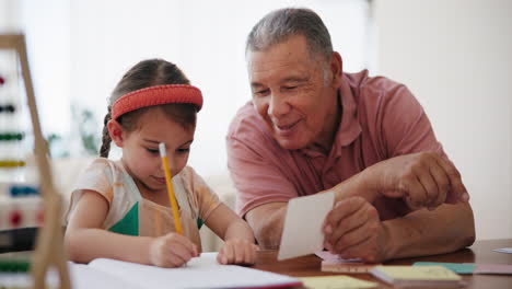 Schreiben,-Hausaufgabenkarte-Und-Mädchen-Mit-Großvater