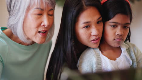 Gesicht,-Tablet-Und-Eine-Asiatische-Familie-Im-Leben