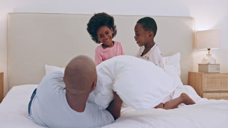 Happy-family,-children-and-father-with-pillow