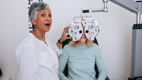 Augenarzt,-Patient-Und-Phoropter-Für-Das-Auge