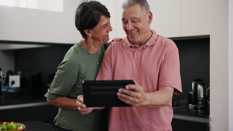 Tablet,-Videoanruf-Und-älteres-Paar-In-Der-Küche