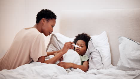 Bett,-Frau-Und-Gesundheitsversorgung-Für-Kind-Mit-Fieber