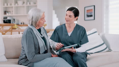 Elderly-woman,-home-nurse-and-tablet