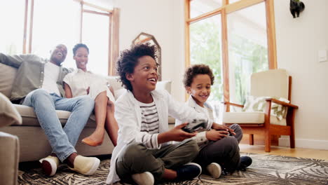 Glückliche-Schwarze-Familie-Und-Jungen,-Die-Videospiele-Spielen