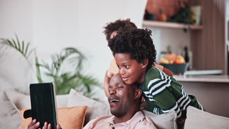 Schwarze-Familie,-Tablet-Für-Videoanruf