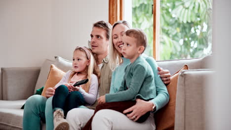 Glückliche-Familie,-Entspannen-Und-Auf-Dem-Sofa-Fernsehen