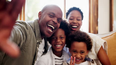 Glückliche-Schwarze-Familie,-Sofa-Und-Selfie-Beim-Entspannen