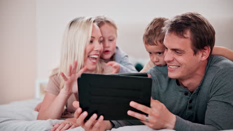 Familia-Feliz,-Videollamada-Y-Dormitorio-Con-Tablet
