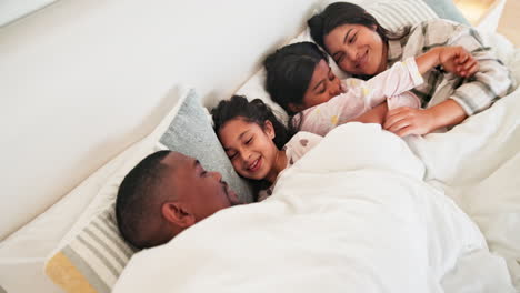 Family,-parents-and-children-wake-up-p-in-bed