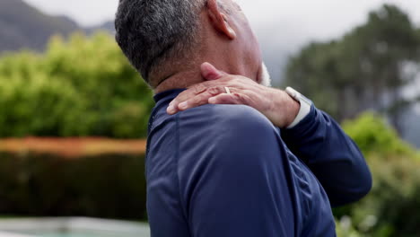 Älterer-Mann,-Schulterschmerzen-Und-Verletzung-Mit-Der-Hand