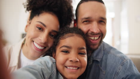 Familia-Feliz,-Niño-Y-Selfie-Con-Sonrisa