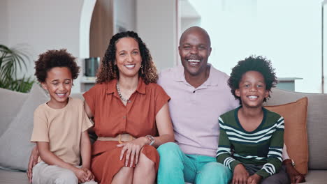 Zuhause,-Lachen-Und-Glückliche-Afrikanische-Familienliebe