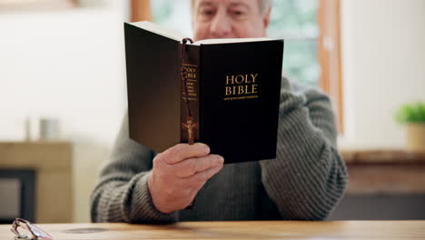 Manos,-Hombre-Y-Lectura-De-La-Biblia-En-Casa-Para-Orar