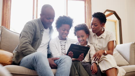 Happy-black-family,-tablet